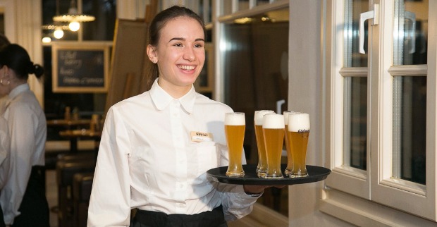 Lehrling serviert Bier | Credit: cityfoto