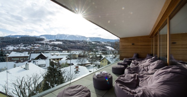 Winterliche Landschaft vor einer Terrasse | Credit: kaerntenphoto, carletto