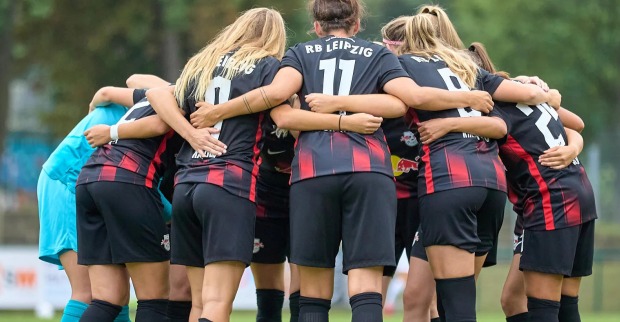 Damenteam von RB Leipzig formt einen Mannschaftskreis