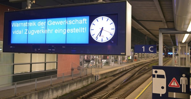 Anzeigetafel am Linzer Bahnhof: "Warnstreik der Gewerkschaft vida! Zugverkehr eingestellt!"