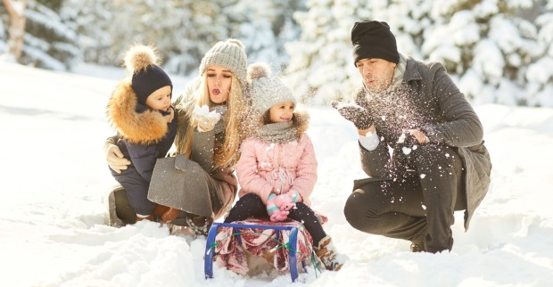 Familie spielt im Schnee | Credit: iStock.com/Lacheev