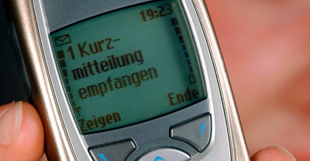 Nokia-Handy, auf dem eine SMS empfangen wurde. | Credit: PATRICK PLEUL / EPA / picturedesk.com