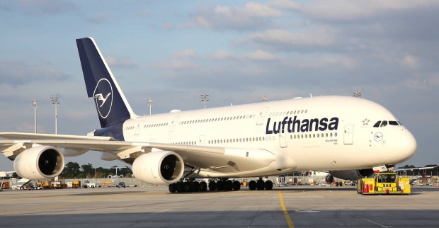 Ein Airbus A380 der Lufthansa am Flughafen. | Credit: Marco Einfeldt / SZ-Photo / picturedesk.com