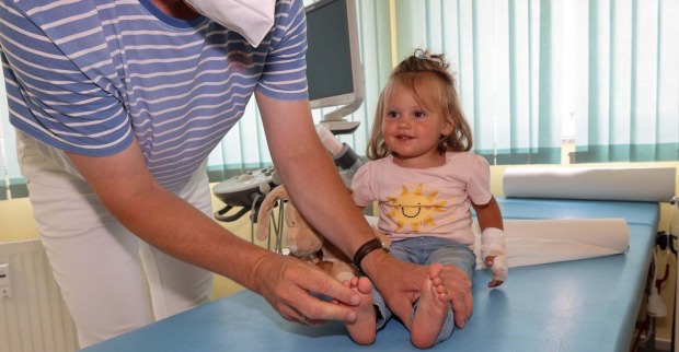 Kinderarzt behandelt kleines Mädchen. | Credit: Daniel Scharinger / picturedesk.com