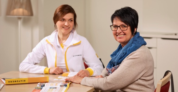 Zwei Damen sitzen an einem Tisch | Credit: Hilfswerk Österreich/Johannes Puch
