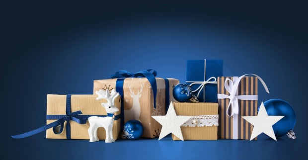 Geschenkpäckchen mit blauem Hintergrund | Credit: colourbox.de/Interpas