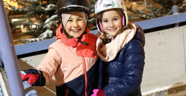 Zwei Kinder vorm Eislaufplatz St. Veit