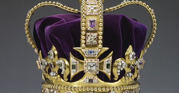 Die prunkvolle mit purpurnem Samt, Gold und Edelsteinen verzierte Edwardskrone