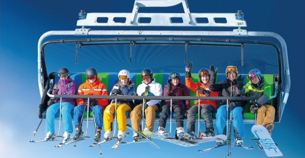 Eine Gruppe Skifahrer sitzt im Lift | Credit: Almenwelt Lofer