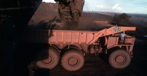 Schwere Maschinen beim Bergbau in Australien. | Credit: Timm Rautert / Visum / picturedesk.com