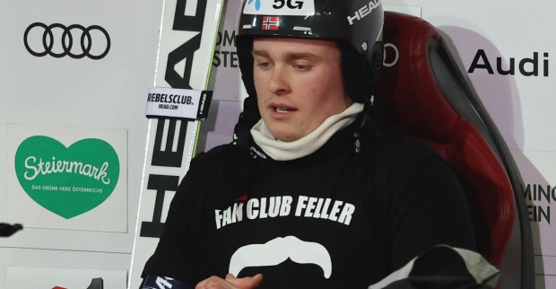 Der norwegische Skifahrer Atle Lie McGrath in einem schwarzen T-Shirt mit der Aufschrift "Fan Club Feller" auf dem Stuhl des Führenden in Schladming
