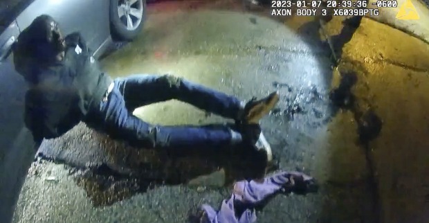 Bild aus dem Video: Tyre Nichols lehnt schwerverletzt an einem Auto. | Credit: AP / picturedesk.com