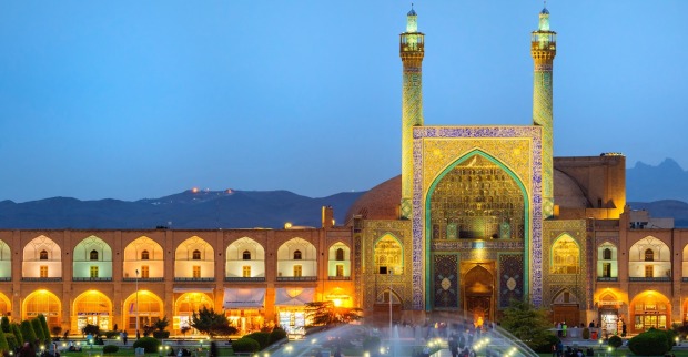Beleuchtete Moschee im Iran | Credit: G&M Therin-Weise / robertharding / picturedesk.com