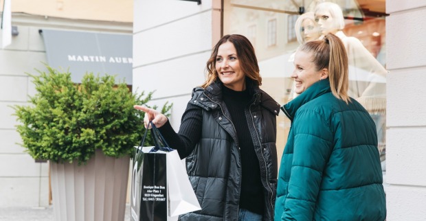 Zwei Frauen gehen shoppen | Credit: Anja Koppitsch Photography