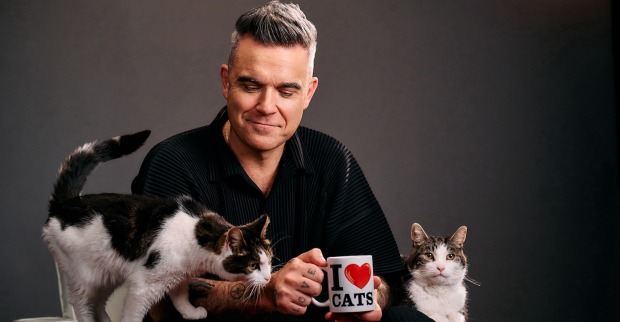 Robbie Williams mit zwei Katzen. | Credit: Linda Hastrich/Nestlé Purina