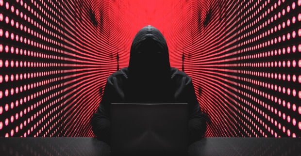 Hacker sitzt vor seinem Laptop | Credit: iStock.com/undefined undefined