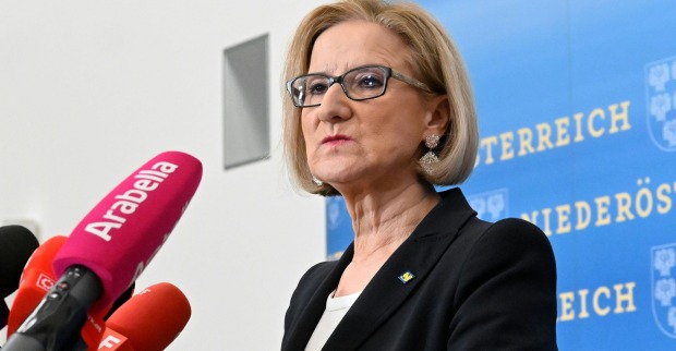 Landeshauptfrau Mikl-Leitner nach der Wahl vor Mikrofonen. Sie sieht konzentriert und verärgert drein.