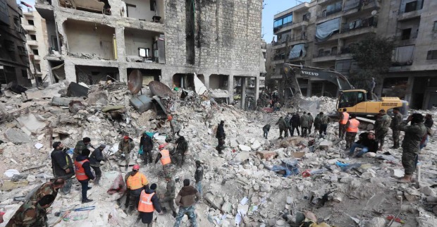 Menschen suchen nach Erdbeben nach Überlebenden. | Credit: LOUAI BESHARA / AFP / picturedesk.com