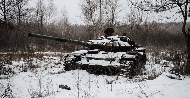 Russischer Panzer steckt im Schnee fest