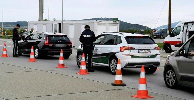 Polizisten kontrollieren Autofahrer an der Grenze zur Slowakei. | Credit: APA/Ernst Weiss