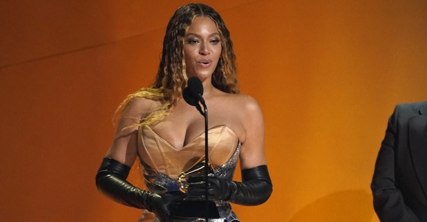 Beyonce bei der Grammy-Verleihung. Sie hält eine Rede am Mikofon, ihren neuen Grammy hat sie in der Hand